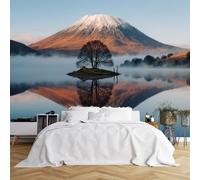 Papier peint mural de taille personnalisée, neige - Montagne couverte d'un lac doré, paysage miroir avec île brumeuse et tranquille, tissu de revêtement mural autocollant (sans PVC), papier peint