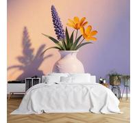 Papier peint mural de taille personnalisée, vase en céramique texturé blanc avec marguerite orange, fleurs de Muscari violettes, longues feuilles vertes, fond dégradé légèrement éclairé, papier peint