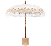 Parasol de patio balinais Ø 210 220 cm avec une base en coton crème et bois, parfait pour rester à l'ombre cet été à l'extérieur. Il a un design fait main, se monte facilement, est durable et apporte