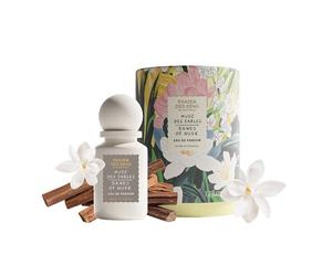 Parfum floral musqué doux aux notes de musc cristallin, fleurs blanches et bois de cèdre, créé à Grasse