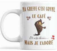 Paroles d'amour Mug Humour Ma Cheffe - Cadeau Original Femme Anniversaire ou Noël - Idée Cadeau Drôle pour Collègue ou Patronne - Ma Cheffe C’est Comme le Café, Elle a un Grain Mais Je l’Adore