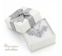 Parure Tourbillon d'Amour baignée dans l'OR Blanc. Collier Pendentif & Boucles d'Oreilles Serties de Cristal. Coffret Cadeau Femme.