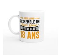 PassionCadeau Mug Anniversaire 18 ans - Voici à quoi ressemble un beau gosse de 18 ans - Mug humour - tasse anniversaire - idée cadeau homme - tasse fun original