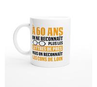 PassionCadeau Mug Anniversaire 60 ans - 60 ans on ne reconnait plus les lettres - Mug humour - tasse anniversaire - idée cadeau homme - tasse fun original