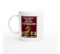 PassionCadeau Mug Échecs Mon Endroit Préféré Devant L'Échiquier | Tasse Humour Joueur d'échecs - Idée Cadeau Originale
