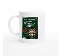 PassionCadeau Mug Fléchettes Mon Endroit Préféré : Devant La Cible | Mug Rigolo Joueur de fléchettes - Idée Cadeau Originale