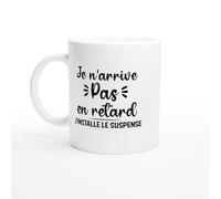 PassionCadeau Mug Je N’Arrive Pas en Retard J’installe le Suspense - Tasse Humour Retard - Idée Cadeau Drôle - Mug Original pour Collègue ou Ami - Cadeau Ponctualité Ironique