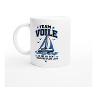 PassionCadeau Mug Team Voile au Gré du Vent Toujours Plus Loin | Tasse Humour Marin - Idée Cadeau Originale