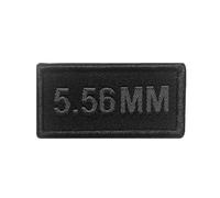Patch calibre 5,56 mm brodé gris sur tissu noir