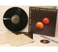 PAUL MCCARTNEY. WINGS. - PAUL MCCARTNEY. WINGS Venus and Mars. COMPLETE WITH 2 POSTERS no stickers. Top copy. Very rare. First UK pressing. 1975. Record label: Capitol.