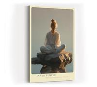 Paul Sinus Tableau mural 40 x 60 cm Temple intérieur - Portrait méditatif d'une femme en robe blanche, assise sur un rocher dans l'eau à la lumière douce du matin, images modernes dans des tons chauds
