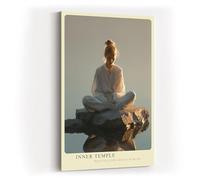 Paul Sinus Tableau mural 60 x 90 cm Temple intérieur - Portrait méditatif d'une femme en robe blanche, assise sur un rocher dans l'eau à la lumière douce du matin, images modernes dans des tons chauds