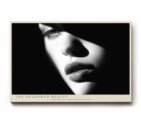 Paul Sinus Tableau mural 75 x 50 cm The Shadowed Beauty élégant portrait en noir et blanc avec jeu d'ombres lumineuses puissantes pour les pièces à vivre modernes avec expression et profondeur