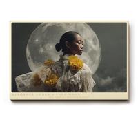 Paul Sinus Tableau mural élégant Femme devant la pleine lune Portrait poétique Art Photographie dans des tons sombres pour salon chambre à coucher