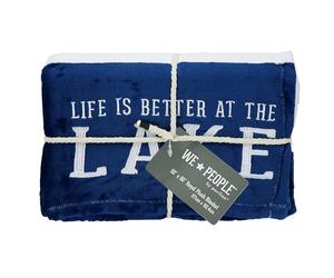 Pavilion Gift Company Life is Better at The Lake-Blue & White Super Soft 50 x 60 inch Striped Throw Blanket with Embroidered Text Couverture en Peluche Royale de 127 x 152,4 cm, Polyester, Bleu