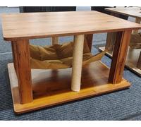 PawHut Table basse hamac pour chats avec 2 poteaux, grattoirs en jute et étagère inférieure de rangement 79 x 59 x 45,5 cm Marron