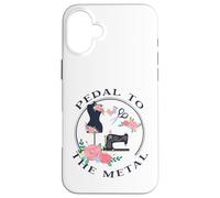 Pedal to The Metal Funny Machine à Coudre Vintage Coque pour iPhone 16 Plus