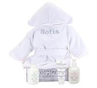 Peignoir personnalisé bébé avec nom brodé avec produits cosmétiques naturels pour nouveau-né dans une boîte en bois premium, blanc, 6-18 mois | BebeDeParis