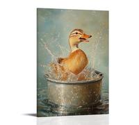 Peinture à l'huile animale d'un canard éclaboussant joyeusement dans une petite baignoire ronde, l'eau qui brille sur un fond pastel argenté. Décoration murale moderne à suspendre - Impression murale