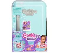 Cookeez Makery Freezy Cakez. Prépare et décore Un gâteau en Peluche Tout Doux ! Place Ton mélange dans Le frigo : Une Peluche parfumée, frissonnante et Interactive apparaîtra.
