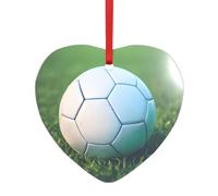 Pendentif ballon de football vert sur herbe en acrylique avec un ruban rouge. Chaque pendentif est perforé avec un ruban rouge de 25 cm, taille unique