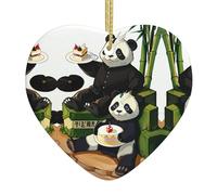 Pendentif en forme de cœur de Noël en céramique Pandas of Father and Fils. La pièce de poterie est disponible avec du fil de soie