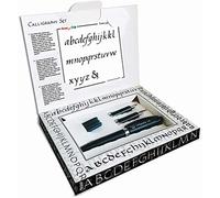 Pentel Arts Coffret Tradio Calligraphy : 3 tailles de plumes (1.4, 1.8 et 2.1 mm), 1 corps de stylo plume, 3 cartouches d’encre noire et 1 mini alphabet de calligraphie