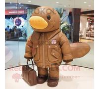 Personnage De Costume De Mascotte Redbrokoly De Baleine Brune Habillé D'un Blouson Aviateur Et De Sacs À Main Multicolore