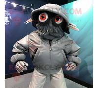 Personnage De Costume De Mascotte Redbrokoly De Bernard-L Ermite Gris Habillé Avec Une Veste De Motard Et Des Épingles À Chapeau Multicolore