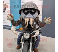 Personnage De Costume De Mascotte Redbrokoly De Bernard-L Ermite Gris Habillé Avec Une Veste De Motard Et Des Épingles À Chapeau Multicolore