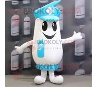 Personnage De Costume De Mascotte Redbrokoly De Bouteille De Lait Cyan Habillé D'un Pantalon Cargo Et D'épingles À Chapeau Multicolore