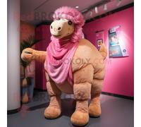 Personnage De Costume De Mascotte Redbrokoly De Chameau Rose Habillé D'un Pantacourt Et D'un Châle Multicolore