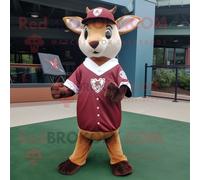 Personnage De Costume De Mascotte Redbrokoly De Chevreuil Marron Habillé Avec Un Tee-Shirt De Baseball Et Des Épingles À Châle Multicolore
