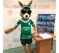 Personnage De Costume De Mascotte Redbrokoly De Chevreuil Vert Forêt Habillé D'un Short De Bain Et De Lunettes De Lecture Multicolore