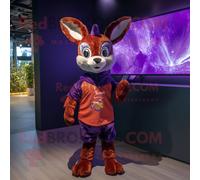 Personnage De Costume De Mascotte Redbrokoly De Chevreuil Violet Habillé D'un Short Et D'un Châle Multicolore