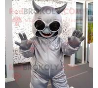 Personnage De Costume De Mascotte Redbrokoly De Démon Argenté Habillé D'un Coupe-Vent Et De Lunettes De Soleil Multicolore