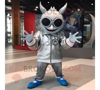 Personnage De Costume De Mascotte Redbrokoly De Démon Argenté Habillé D'un Coupe-Vent Et De Lunettes De Soleil Multicolore