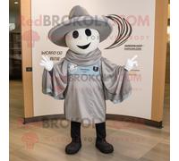 Personnage De Costume De Mascotte Redbrokoly De Fer À Cheval Gris Habillé D'un Coupe-Vent Et D'épingles À Chapeau Multicolore