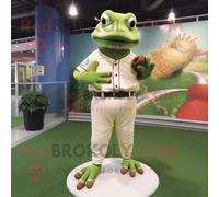 Personnage De Costume De Mascotte Redbrokoly De Grenouille Olive Habillé Avec Un T-Shirt De Baseball Et Des Boucles D'oreilles Multicolore