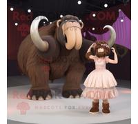 Personnage De Costume De Mascotte Redbrokoly De Mammouth Marron Habillé D'une Robe De Bal Et D'anneaux Multicolore