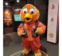 Personnage De Costume De Mascotte Redbrokoly De Poulet Tandoori Orange Habillé D'un Blouson Aviateur Et De Sacs À Main Multicolore