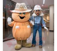 Personnage De Costume De Mascotte Redbrokoly De Salade César Aux Pêches Habillé Avec Un Jean Et Des Chapeaux De Maman Multicolore