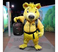 Personnage De Costume De Mascotte Redbrokoly De Sanglier Jaune Citron Habillé D'un Bermuda Et De Sacs À Dos Multicolore