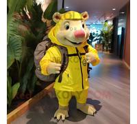 Personnage De Costume De Mascotte Redbrokoly De Sanglier Jaune Citron Habillé D'un Short Et De Sacs À Dos Multicolore