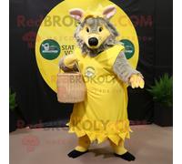 Personnage De Costume De Mascotte Redbrokoly De Sanglier Jaune Citron Habillé D'une Jupe Portefeuille Et De Sacs Fourre-Tout Multicolore