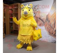Personnage De Costume De Mascotte Redbrokoly De Sanglier Jaune Citron Habillé D'une Jupe Portefeuille Et De Sacs Fourre-Tout Multicolore