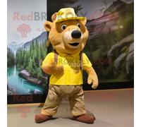 Personnage De Costume De Mascotte Redbrokoly De Sanglier Jaune Habillé D'un Short Cargo Et D'épingles À Chapeau Multicolore