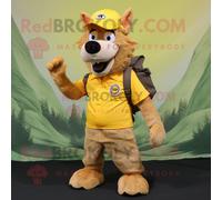 Personnage De Costume De Mascotte Redbrokoly De Sanglier Jaune Habillé D'un Short Cargo Et D'épingles À Chapeau Multicolore
