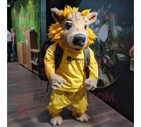 Personnage De Costume De Mascotte Redbrokoly De Sanglier Jaune Habillé D'un T-Shirt Graphique Et De Sacs À Dos Multicolore