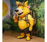Personnage De Costume De Mascotte Redbrokoly De Sanglier Jaune Habillé D'un T-Shirt Graphique Et De Sacs À Dos Multicolore